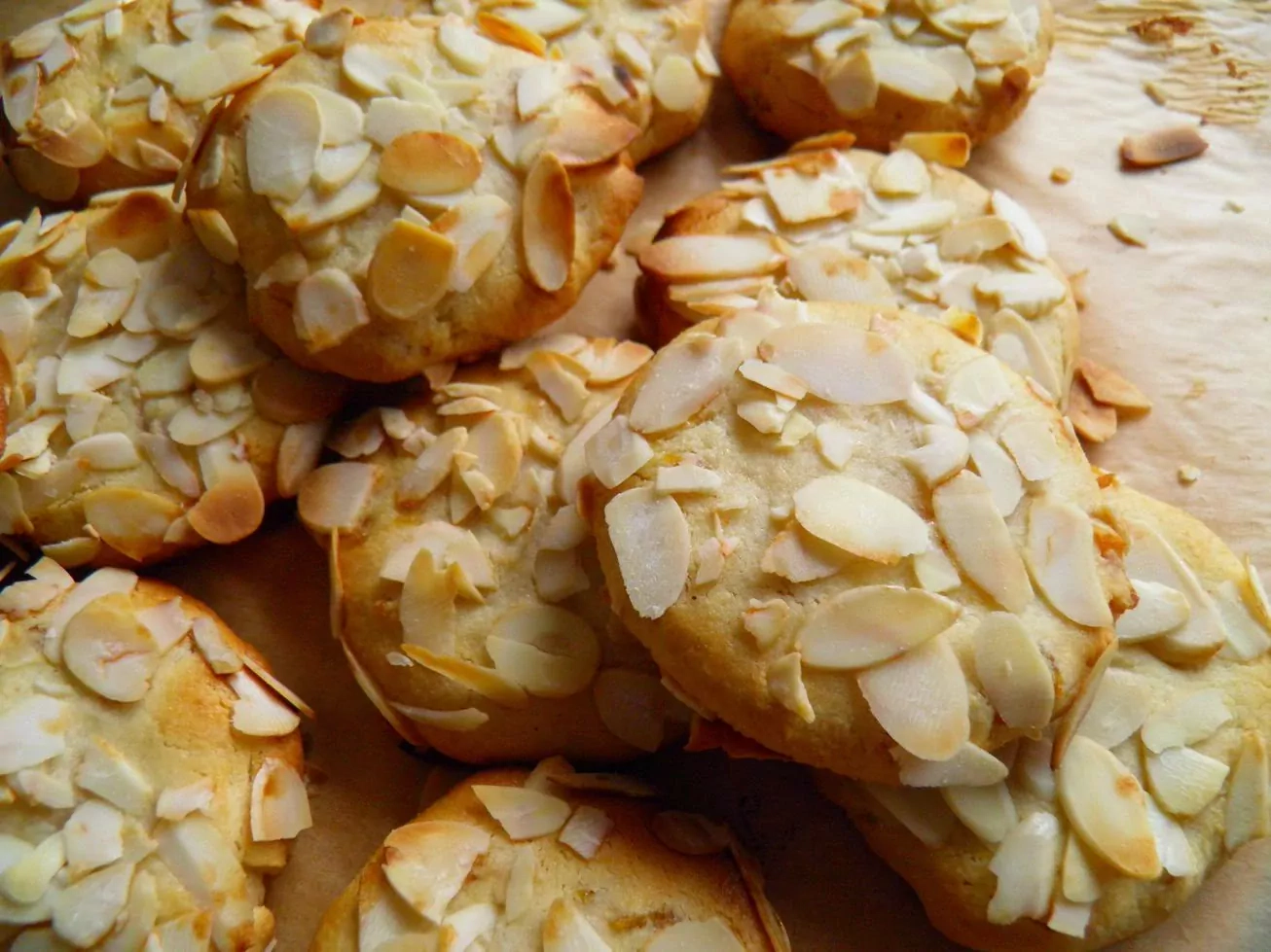 Mandeltaler mit getrockneten Aprikosen