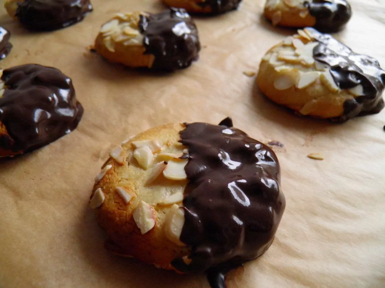 Mandeltaler mit getrockneten Aprikosen