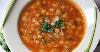 Zupa pomidorowa z cieciorką, soczewicą i ziemniakami