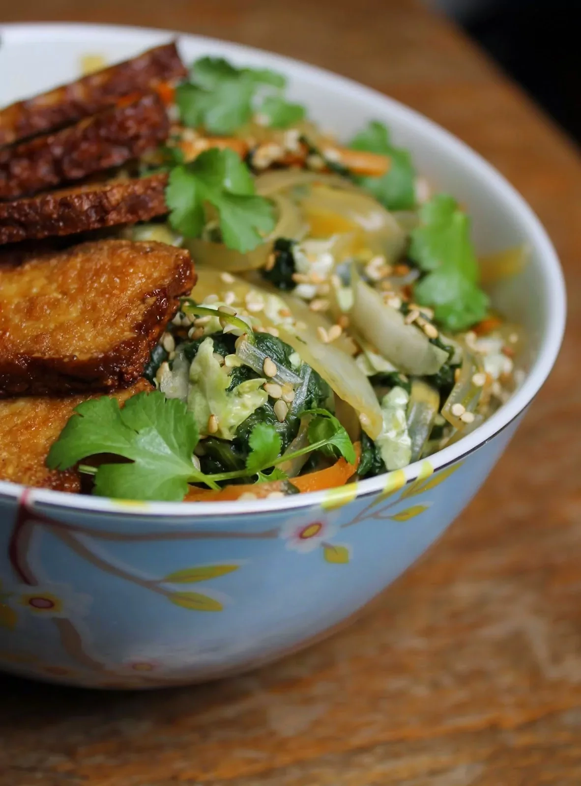 Glasnudelsalat mit Spinat, Karotten und Chinakohl