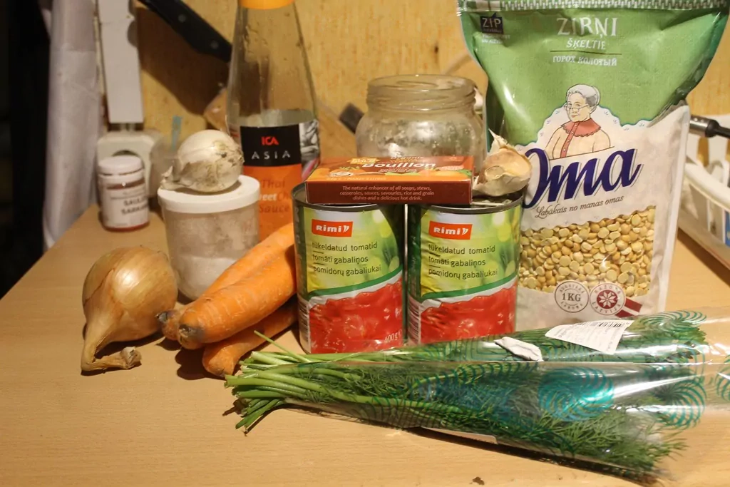 Šķelto zirņu zupa ar tomātiem un burkāniem