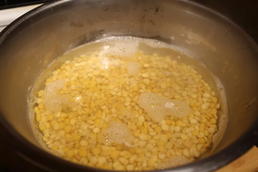 Šķelto zirņu zupa ar tomātiem un burkāniem