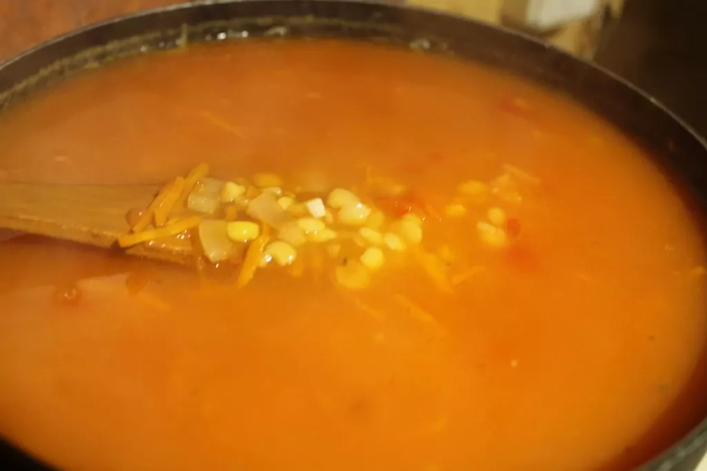 Šķelto zirņu zupa ar tomātiem un burkāniem