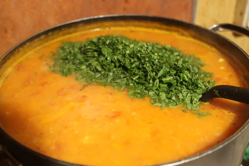 Šķelto zirņu zupa ar tomātiem un burkāniem