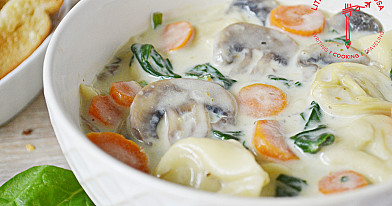 Tortelini (koldūnų) sriuba su daržovėmis ir pievagrybiais