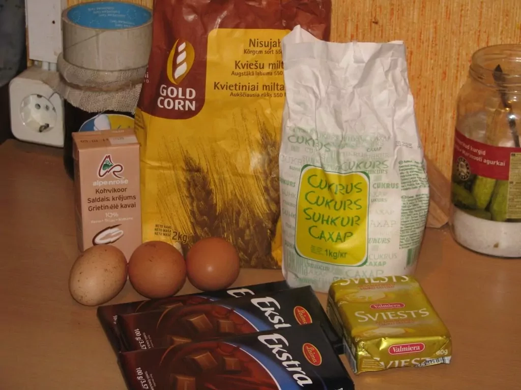 Vienkārša un garšīga šokolādes kūka