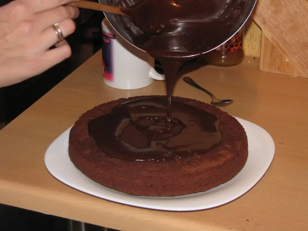 Vienkārša un garšīga šokolādes kūka