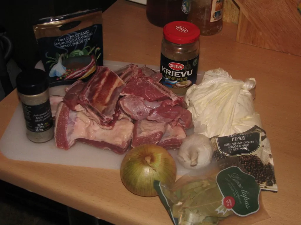 Liellopa ribiņas sinepju mērcē