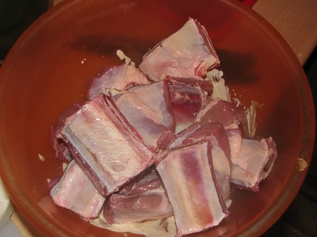 Liellopa ribiņas sinepju mērcē