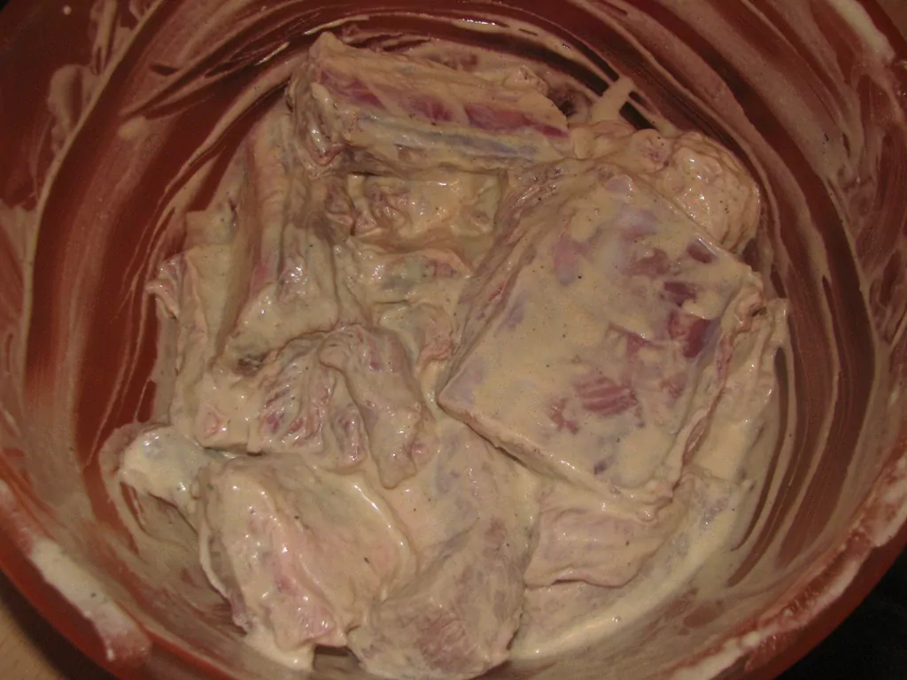 Liellopa ribiņas sinepju mērcē