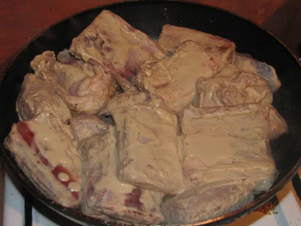 Liellopa ribiņas sinepju mērcē