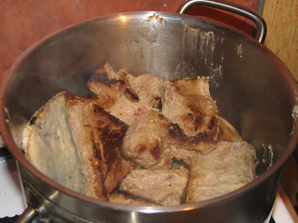 Liellopa ribiņas sinepju mērcē