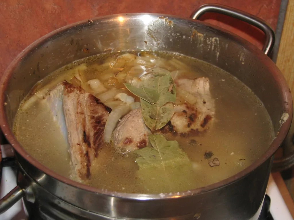 Liellopa ribiņas sinepju mērcē