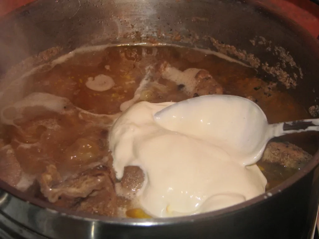 Liellopa ribiņas sinepju mērcē