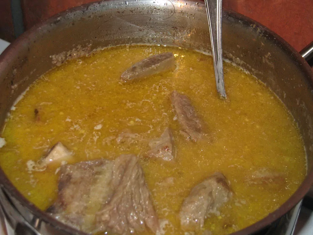 Liellopa ribiņas sinepju mērcē