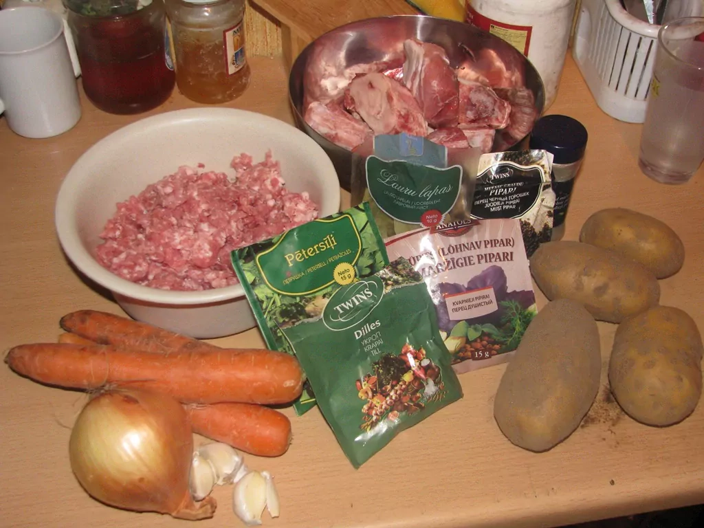 Frikadeļu zupa ar kartupeļiem un burkāniem