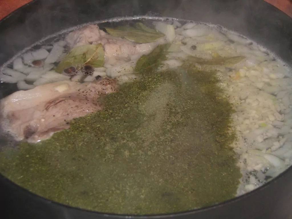 Frikadeļu zupa ar kartupeļiem un burkāniem