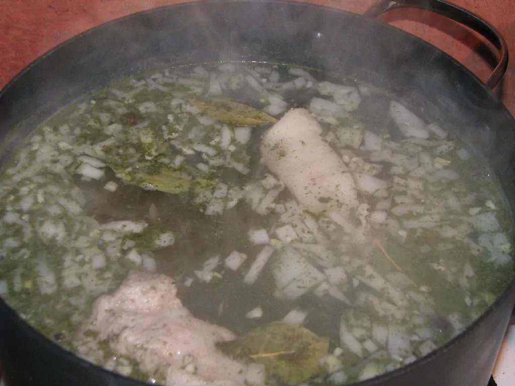 Frikadeļu zupa ar kartupeļiem un burkāniem