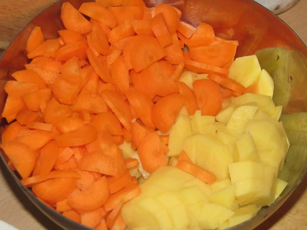 Frikadeļu zupa ar kartupeļiem un burkāniem