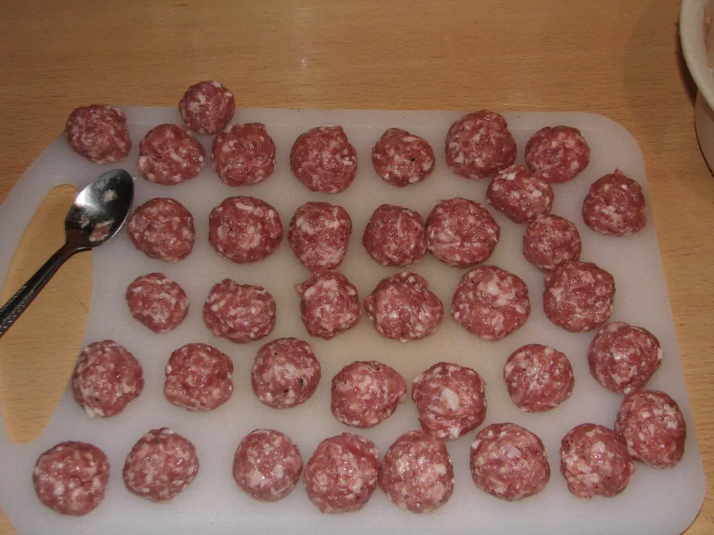 Frikadeļu zupa ar kartupeļiem un burkāniem