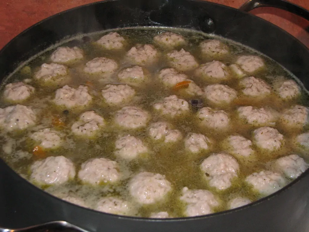 Frikadeļu zupa ar kartupeļiem un burkāniem