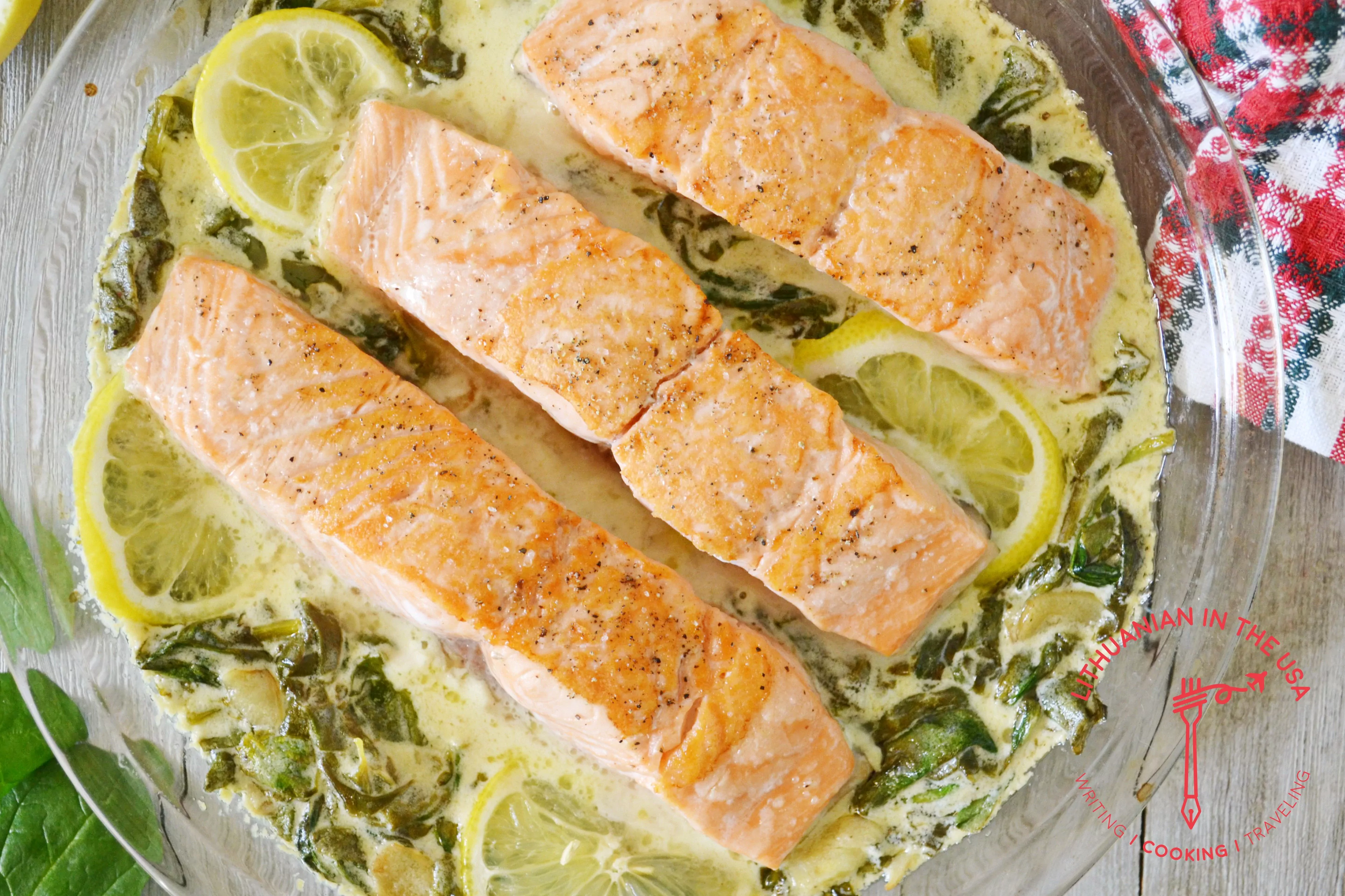 Lašiša su kreminiu špinatų padažu