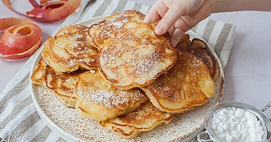 Pampuchy drożdżowe smażone, racuchy z jabłkami