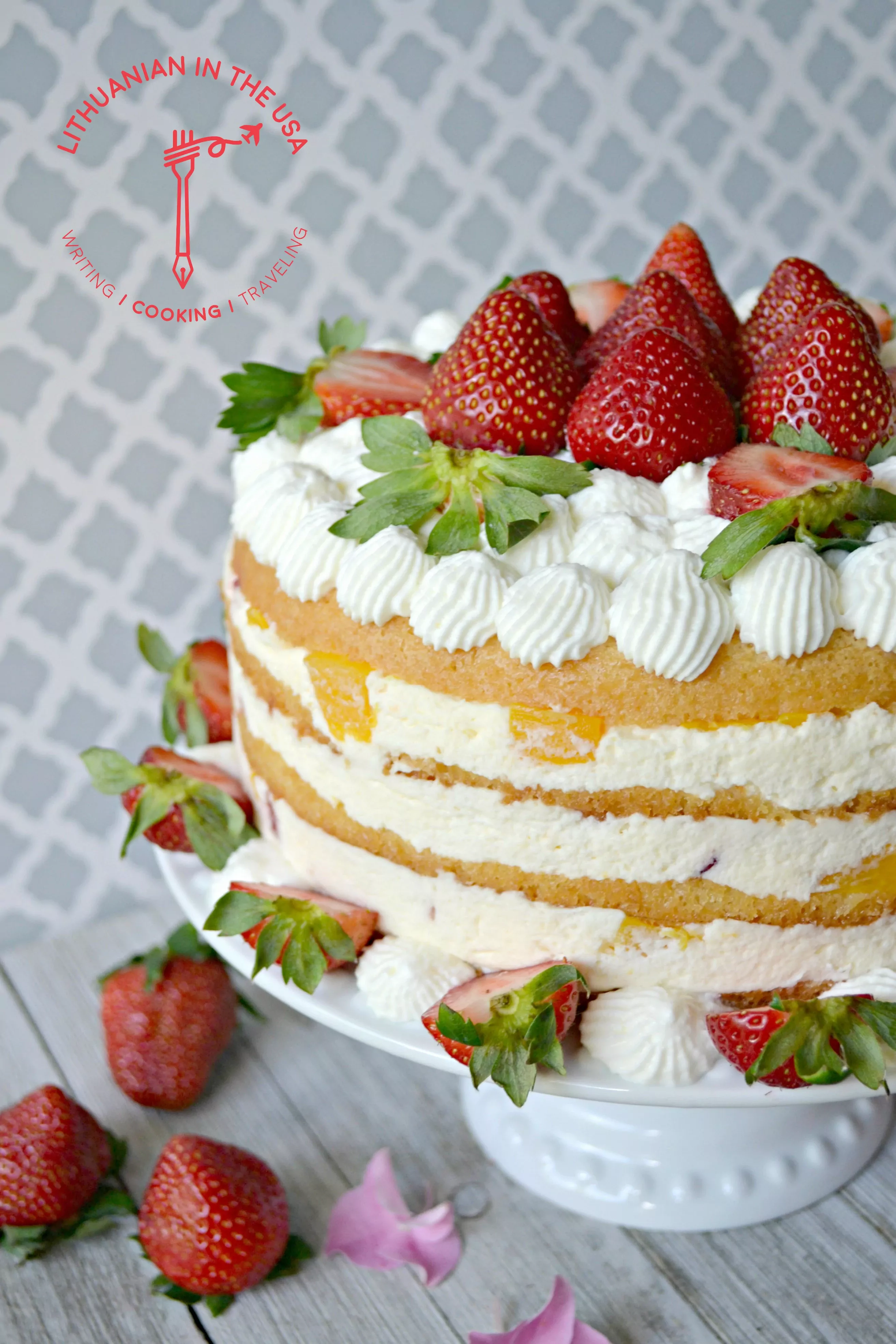 Gaivus jogurtinis tortas su persikais ir braškėmis