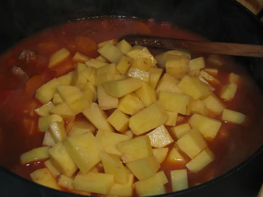 Garda un viegli pagatavojama liellopu gaļas gulašzupa