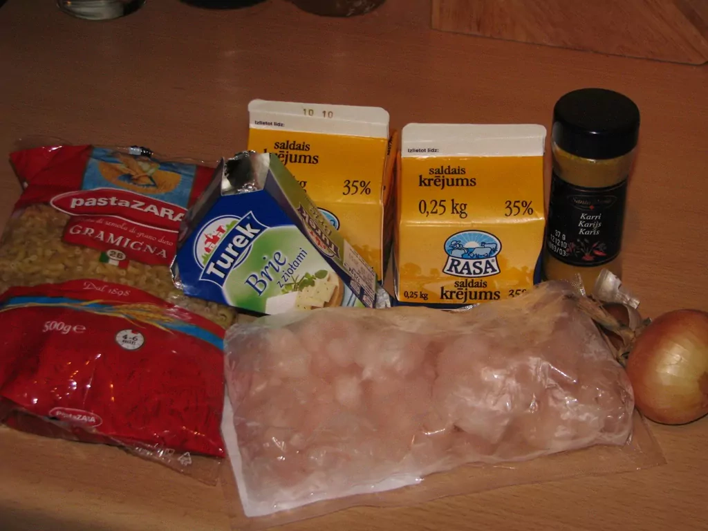 Makaroni ar garnelēm karija mērcē