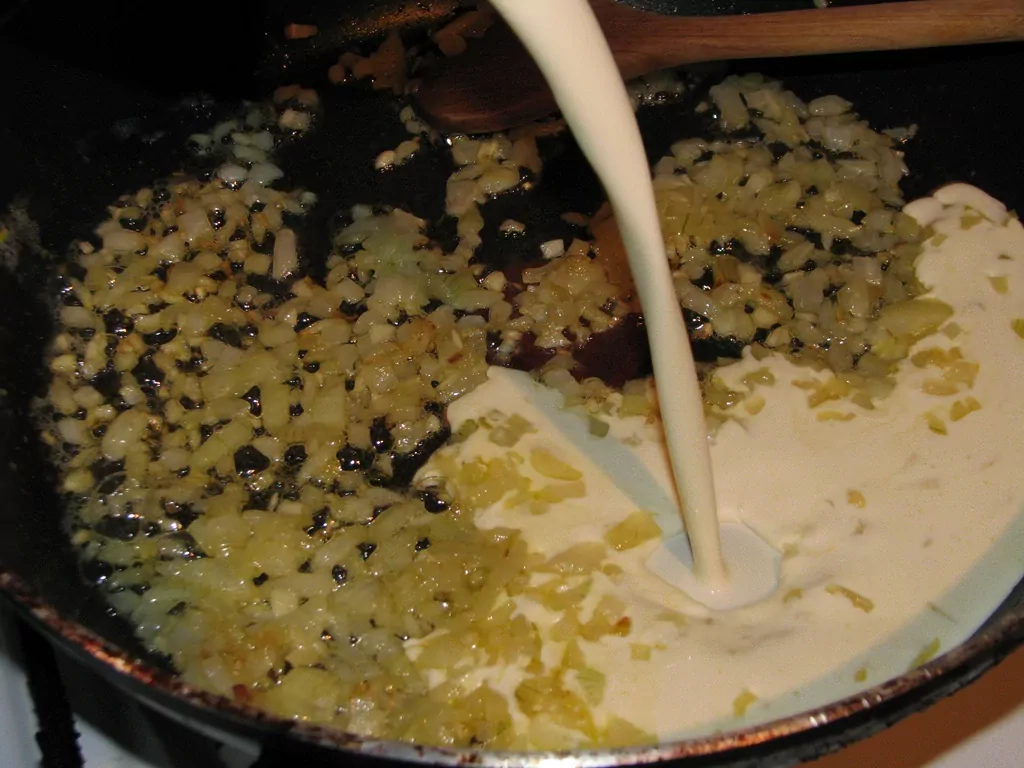 Makaroni ar garnelēm karija mērcē