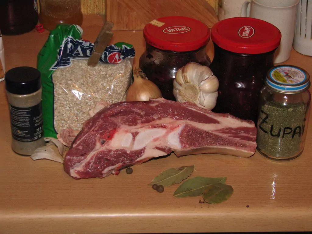 Vec vecāsmammas biešu zupa ar liellopu gaļu