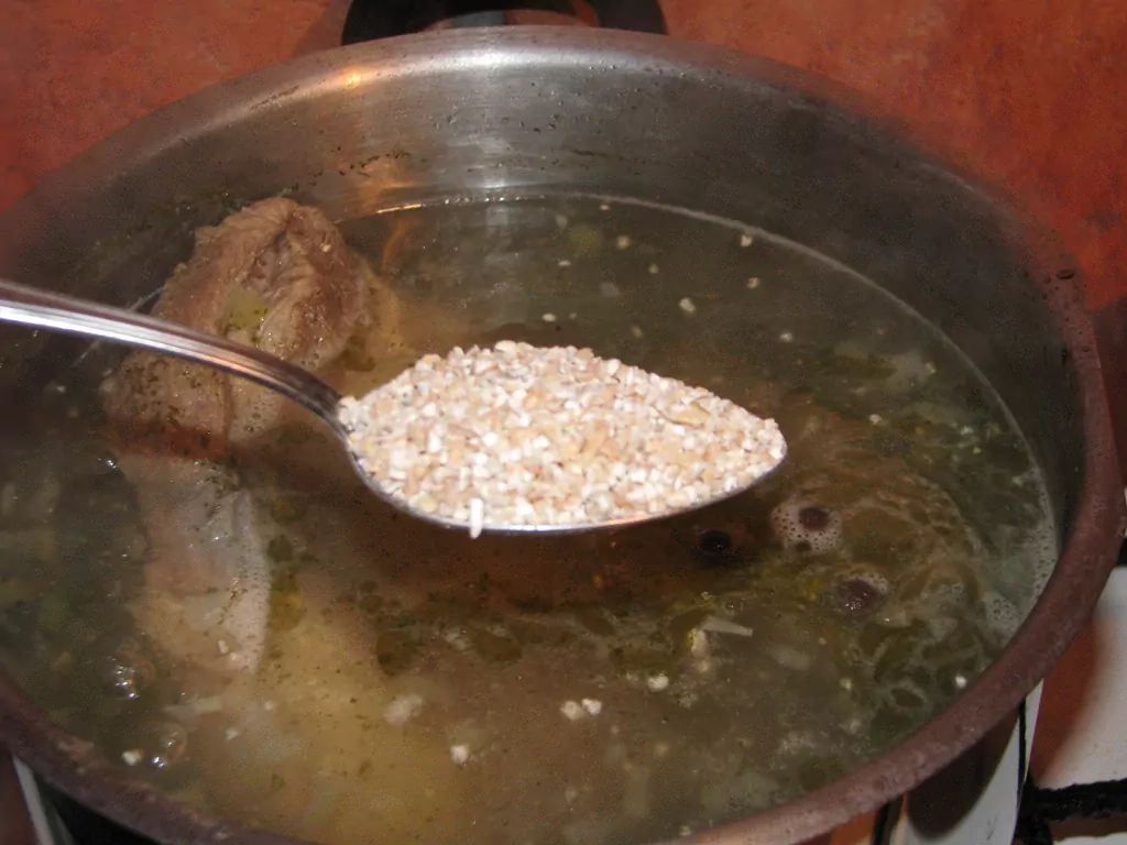 Vec vecāsmammas biešu zupa ar liellopu gaļu