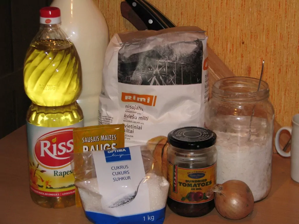 Maize ar saulē kaltētiem tomātiem un sīpoliem