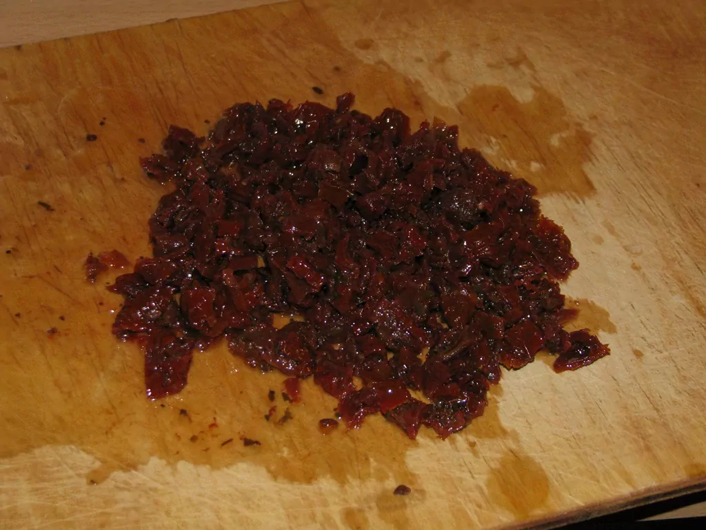 Maize ar saulē kaltētiem tomātiem un sīpoliem