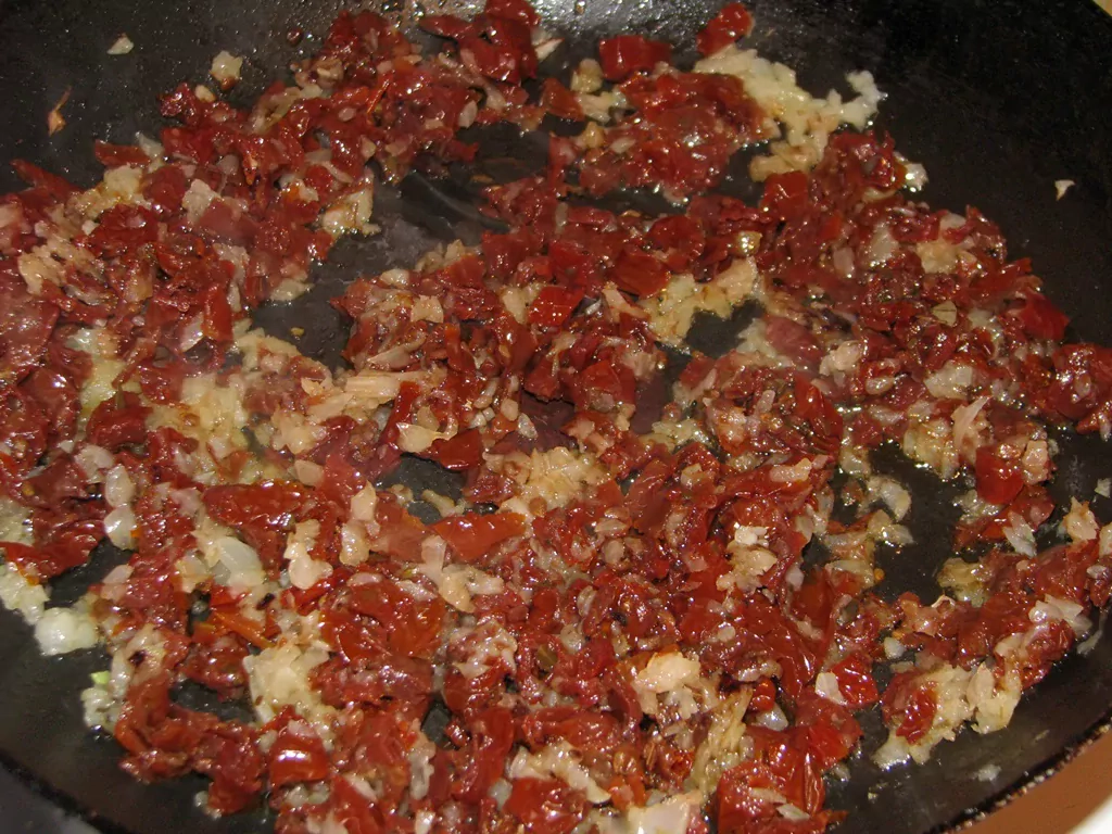 Maize ar saulē kaltētiem tomātiem un sīpoliem