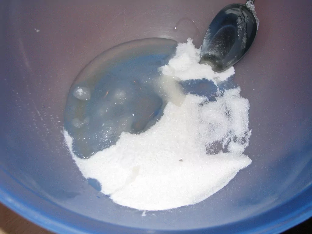 Maize ar saulē kaltētiem tomātiem un sīpoliem