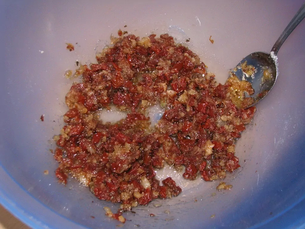 Maize ar saulē kaltētiem tomātiem un sīpoliem