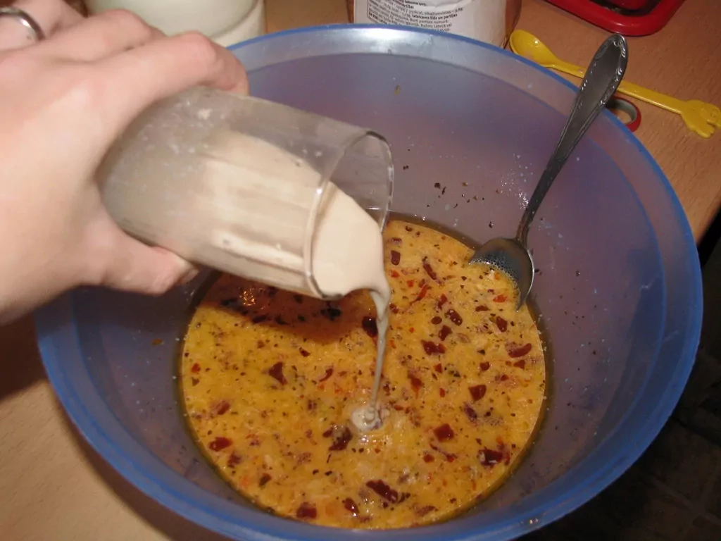 Maize ar saulē kaltētiem tomātiem un sīpoliem