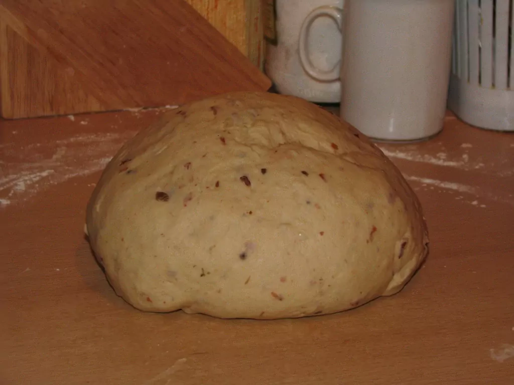 Maize ar saulē kaltētiem tomātiem un sīpoliem