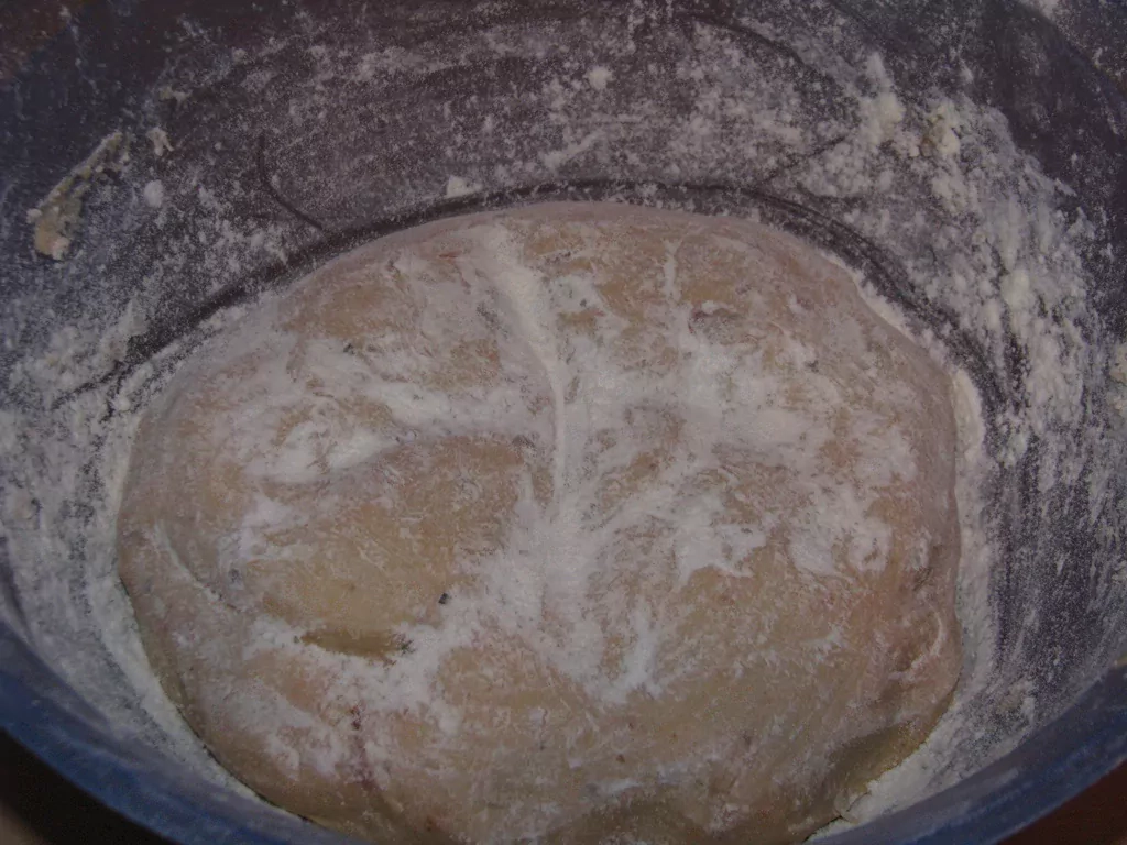 Maize ar saulē kaltētiem tomātiem un sīpoliem