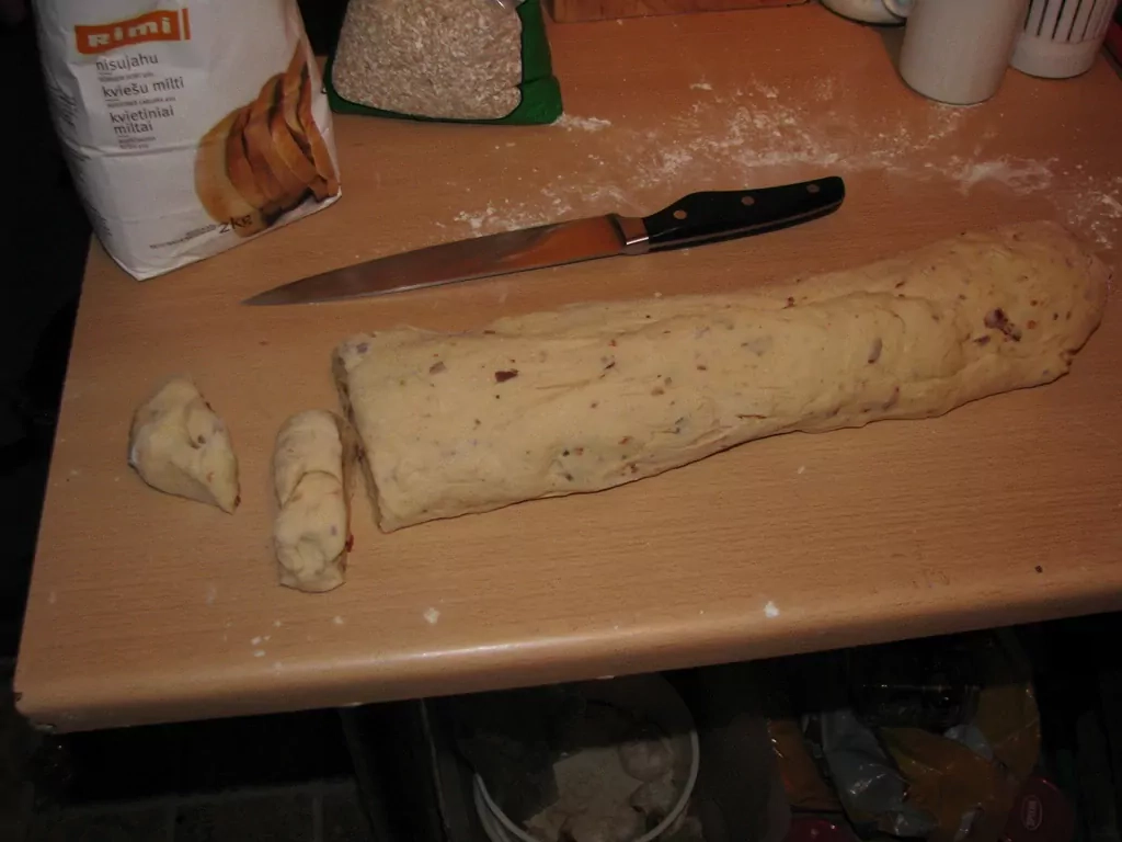 Maize ar saulē kaltētiem tomātiem un sīpoliem