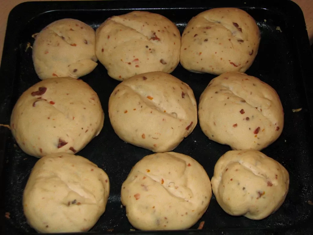 Maize ar saulē kaltētiem tomātiem un sīpoliem