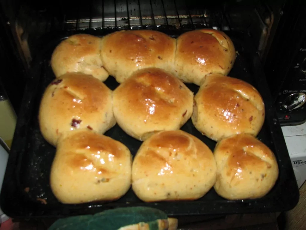 Maize ar saulē kaltētiem tomātiem un sīpoliem