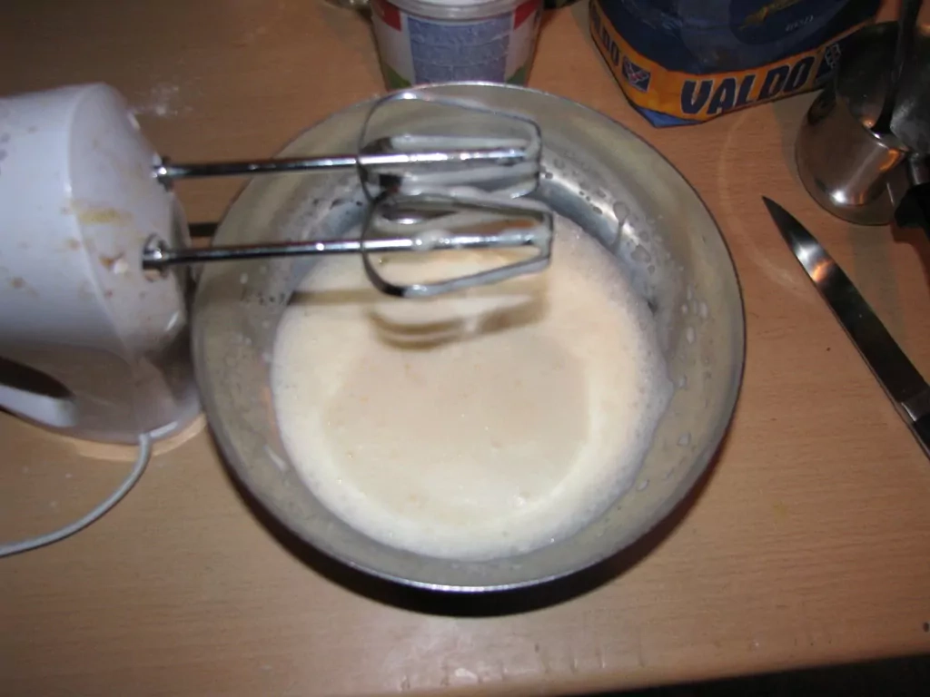 Biskvīta pīrāgs ar kondensēto pienu