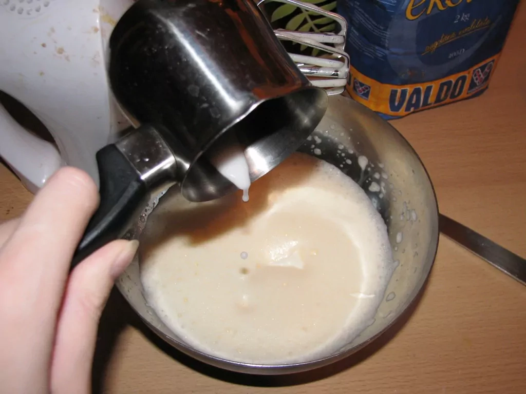 Biskvīta pīrāgs ar kondensēto pienu