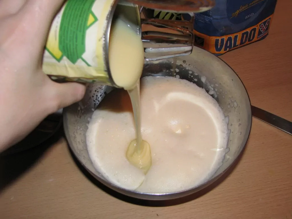 Biskvīta pīrāgs ar kondensēto pienu