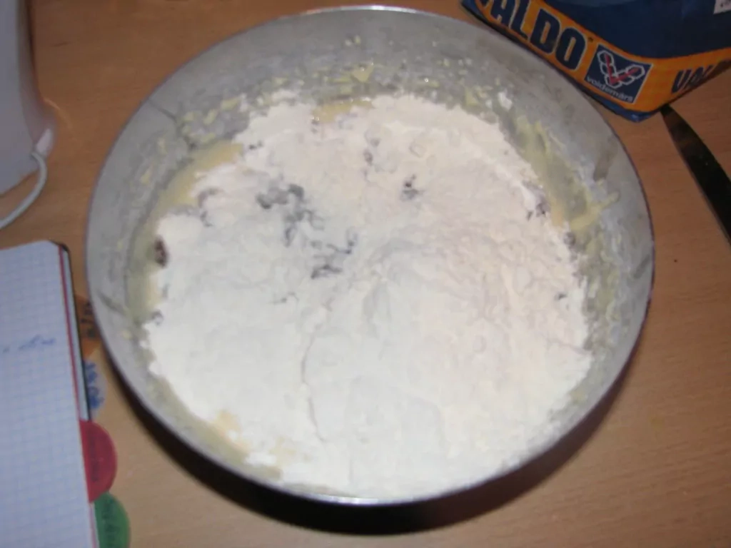 Biskvīta pīrāgs ar kondensēto pienu