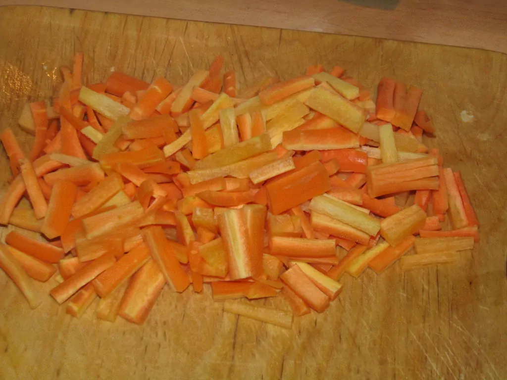 Vistas fileja dārzeņu un saldā krējuma mērcē