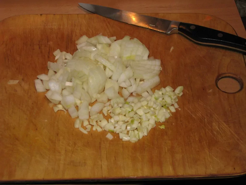 Vistas fileja dārzeņu un saldā krējuma mērcē